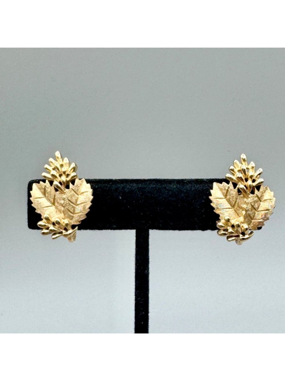 Vintage Crown Trifari Leaf or Holly and Berry Earrings Gold Tone Clip On Retro - Picture 2 of 9